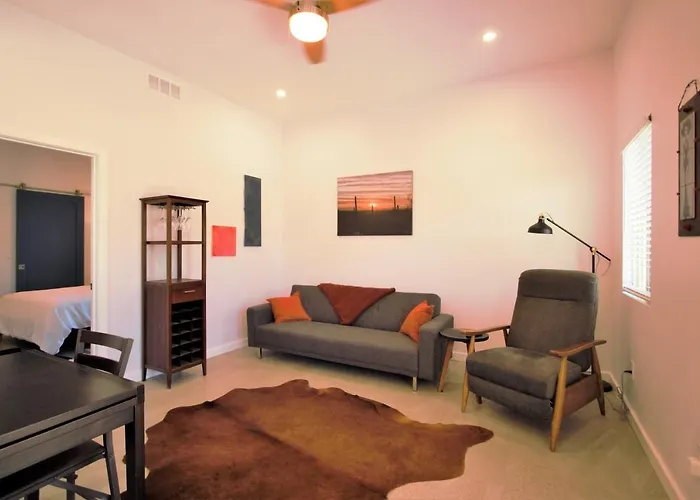 Modern Executive W/ Kitchenette And Laundry