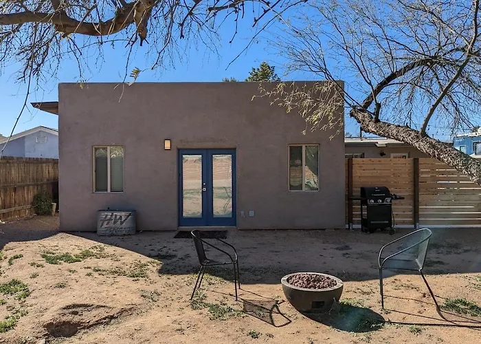 Modern Executive W/ Kitchenette And Laundry