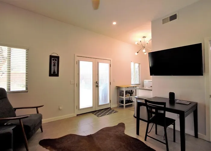 Modern Executive W/ Kitchenette And Laundry *