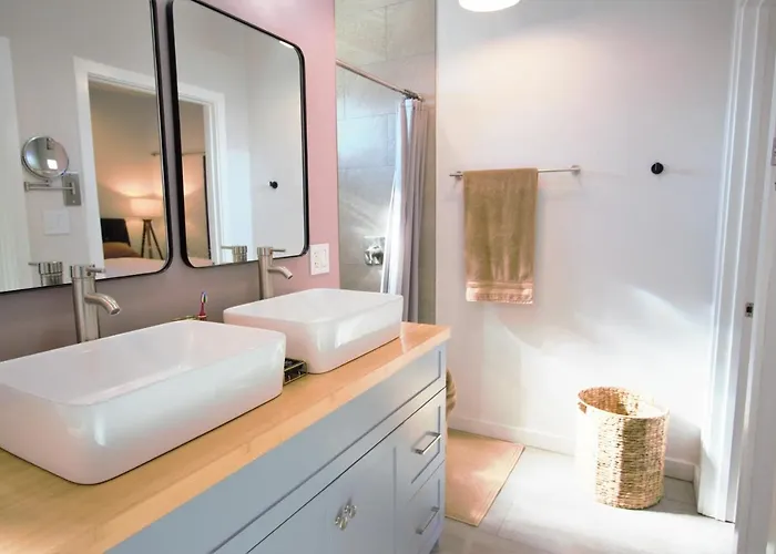 Modern Executive W/ Kitchenette And Laundry