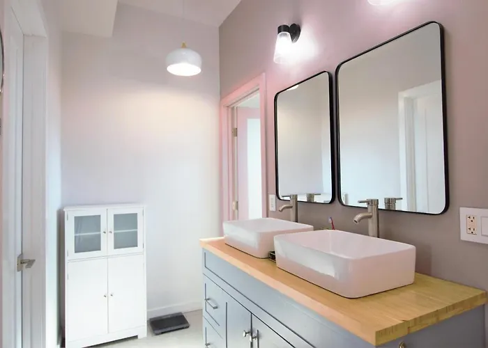 Modern Executive W/ Kitchenette And Laundry
